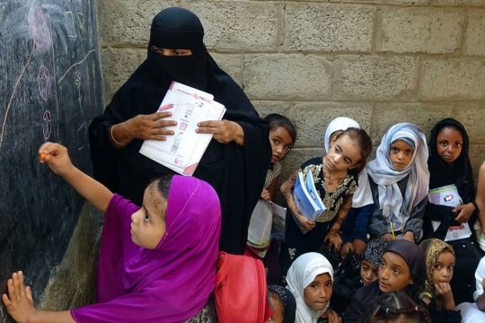 Nestapa Anak-Anak Yaman Belajar di Reruntuhan Sekolah