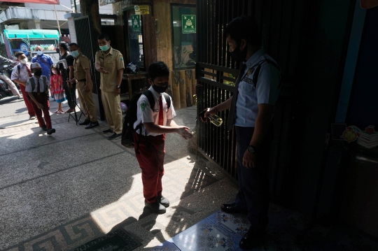 Semangat Siswa Ikuti Sekolah Tatap Muka di Malang