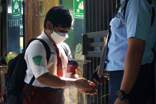 Semangat Siswa Ikuti Sekolah Tatap Muka di Malang