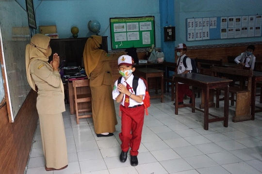 Semangat Siswa Ikuti Sekolah Tatap Muka di Malang