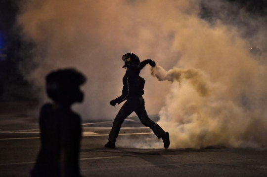 Suasana Malam Mencekam Saat Bentrokan Pecah di Thailand