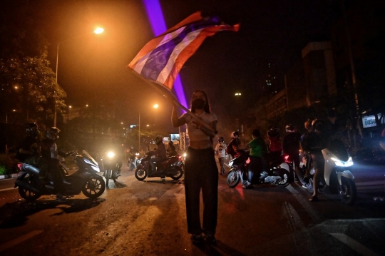 Suasana Malam Mencekam Saat Bentrokan Pecah di Thailand