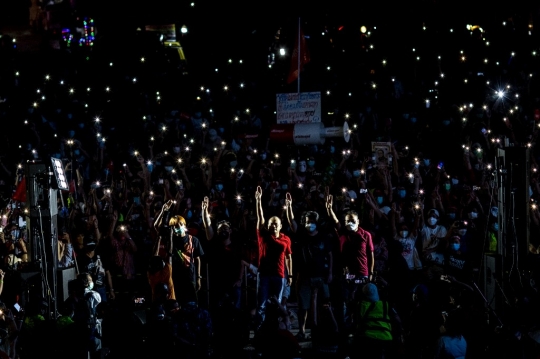 Suasana Malam Mencekam Saat Bentrokan Pecah di Thailand