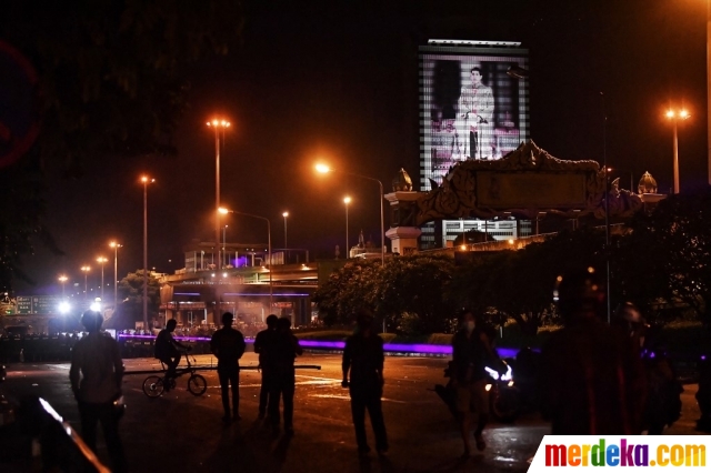 Foto Suasana Malam Mencekam Saat Bentrokan Pecah Di Thailand Merdeka Com