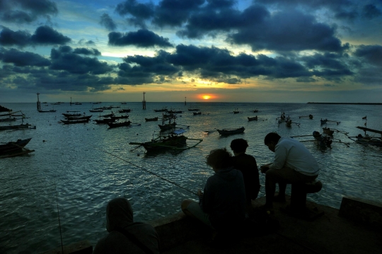 Memancing Saat Matahari Terbenam di Pantai Kedonganan