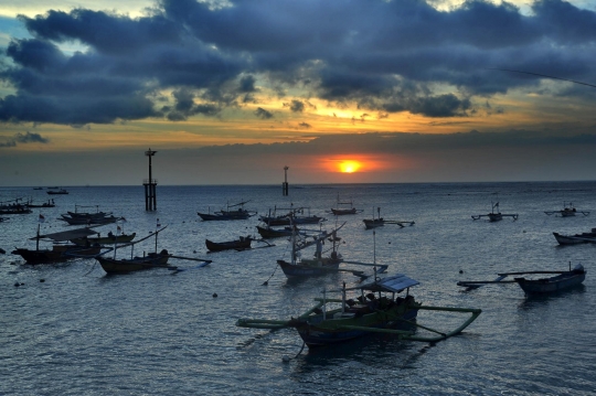 Memancing Saat Matahari Terbenam di Pantai Kedonganan