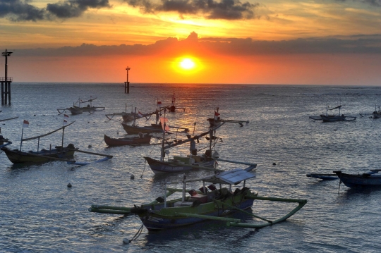 Memancing Saat Matahari Terbenam di Pantai Kedonganan