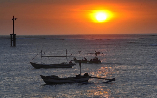 Memancing Saat Matahari Terbenam di Pantai Kedonganan