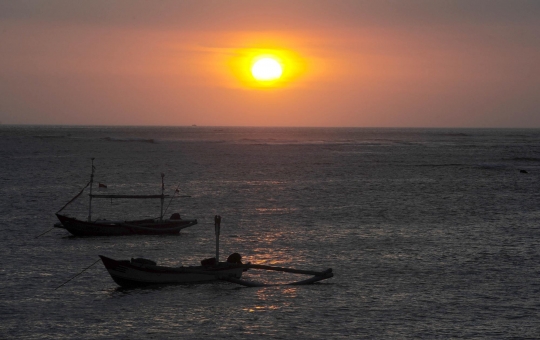 Memancing Saat Matahari Terbenam di Pantai Kedonganan