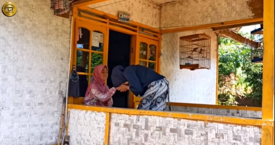 Cantik dan Rajin, Begini Potret Kehidupan Gadis Desa di Cianjur
