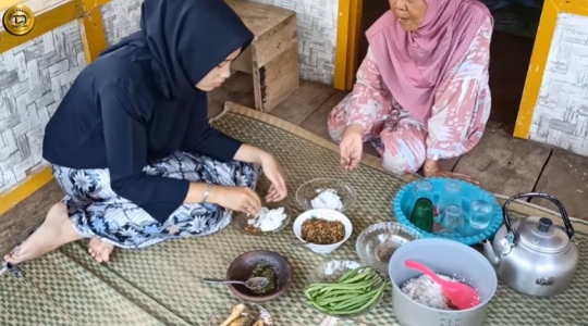 Cantik dan Rajin, Begini Potret Kehidupan Gadis Desa di Cianjur