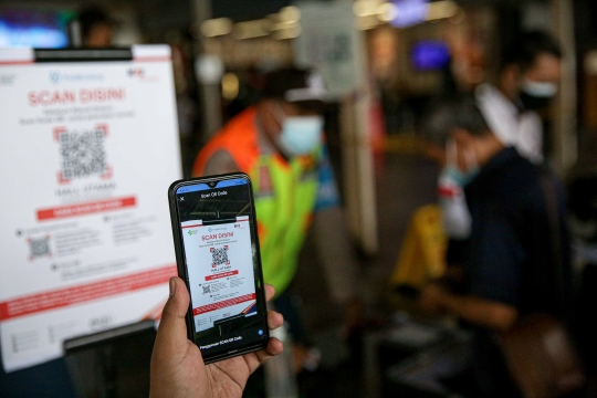 Uji Coba Aplikasi PeduliLindungi Bagi Penumpang KRL di Stasiun Manggarai