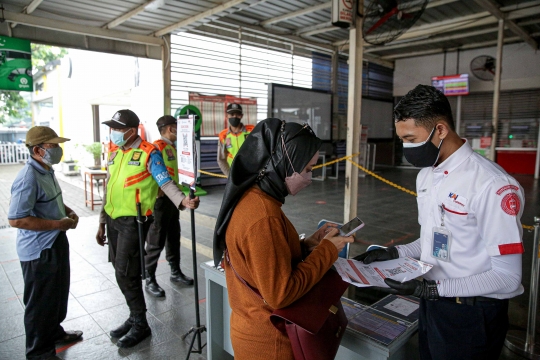 Uji Coba Aplikasi PeduliLindungi Bagi Penumpang KRL di Stasiun Manggarai