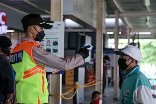 Uji Coba Aplikasi PeduliLindungi Bagi Penumpang KRL di Stasiun Manggarai