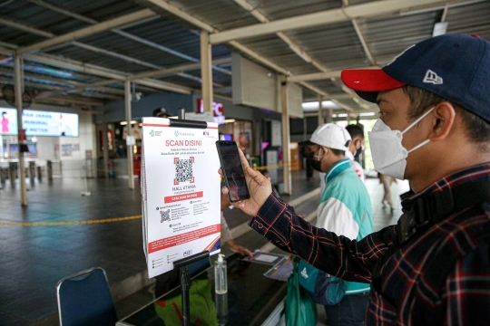 Uji Coba Aplikasi PeduliLindungi Bagi Penumpang KRL di Stasiun Manggarai