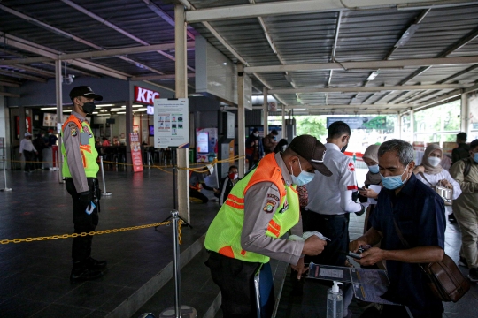 Uji Coba Aplikasi PeduliLindungi Bagi Penumpang KRL di Stasiun Manggarai