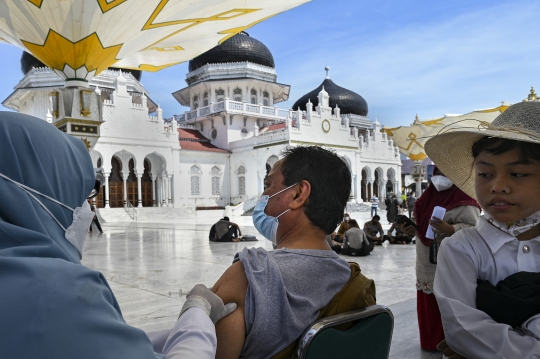 Melihat Vaksinasi Covid-19 di Masjid Raya Baiturrahman Aceh