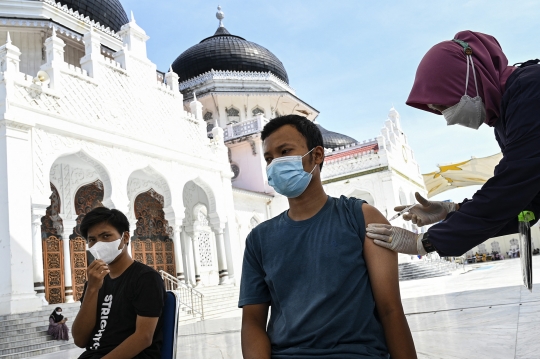 Melihat Vaksinasi Covid-19 di Masjid Raya Baiturrahman Aceh