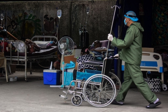 Pasien Covid-19 Filipina Jalani Perawatan di Parkiran Rumah Sakit