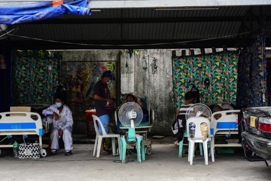 Pasien Covid-19 Filipina Jalani Perawatan di Parkiran Rumah Sakit