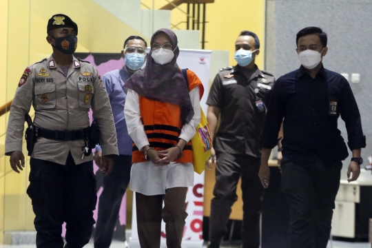 Bupati Probolinggo Jalani Pemeriksaan Perdana Usai Ditahan KPK