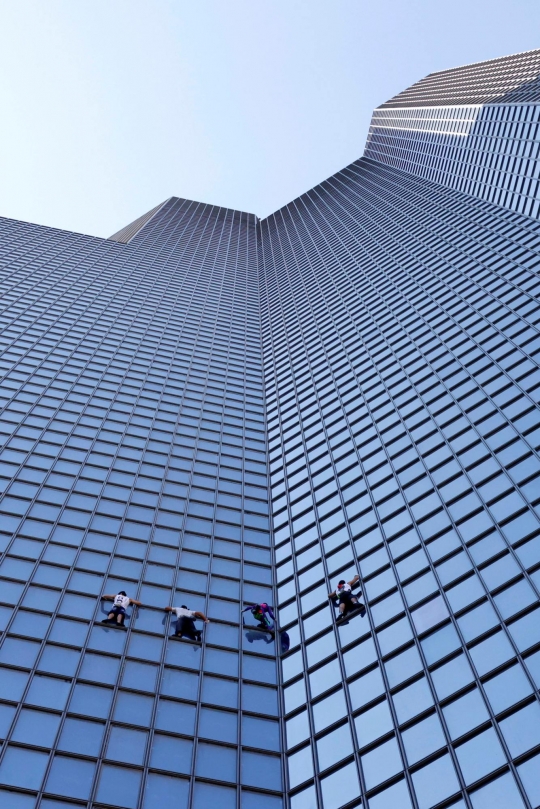 Aksi Tiga Pendaki Kawal ''Spiderman'' Panjat Gedung