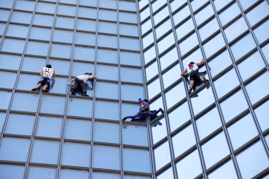 Aksi Tiga Pendaki Kawal ''Spiderman'' Panjat Gedung