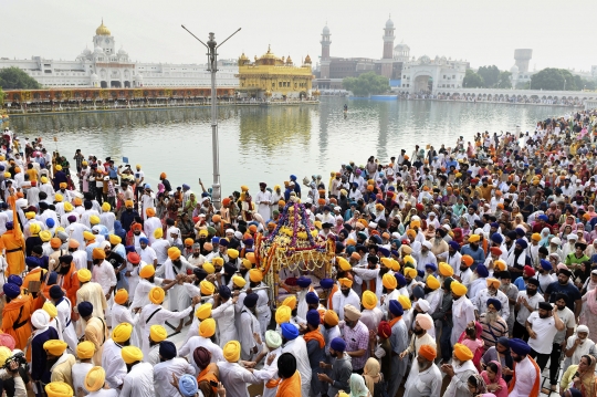 Ribuan Umat Sikh Berjubel di Kuil Emas India