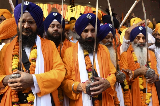 Ribuan Umat Sikh Berjubel di Kuil Emas India