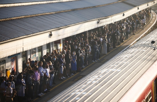 Kepadatan Penumpang Kereta di Inggris Saat Kasus Covid-19 Masih Tinggi