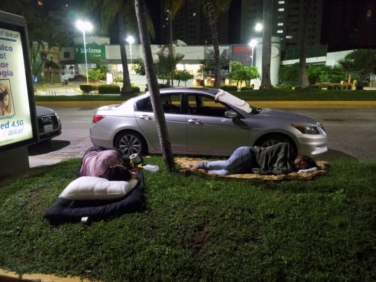 Takut Gempa Susulan, Warga Meksiko Tidur di Pinggir Jalan