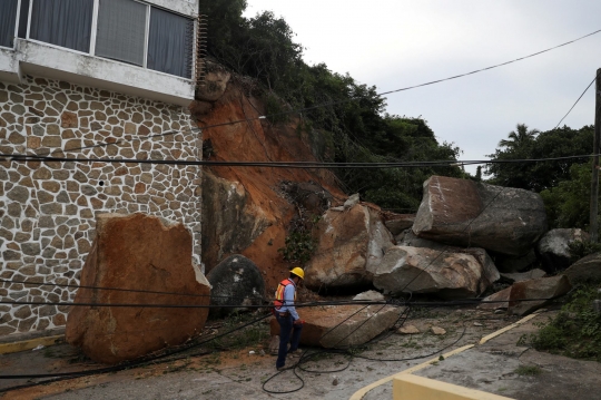 Bongkahan Batu Besar Berjatuhan Saat Gempa Meksiko