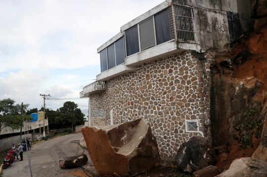 Bongkahan Batu Besar Berjatuhan Saat Gempa Meksiko
