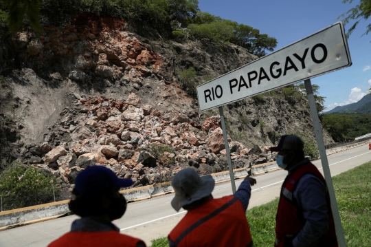 Bongkahan Batu Besar Berjatuhan Saat Gempa Meksiko