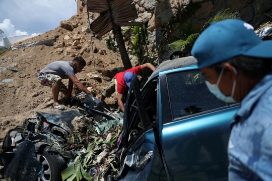 Bongkahan Batu Besar Berjatuhan Saat Gempa Meksiko