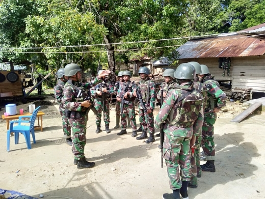 Pasukan TNI Bersenjata Lengkap Membelah Hutan Belantara Buru KNPB di Papua Barat