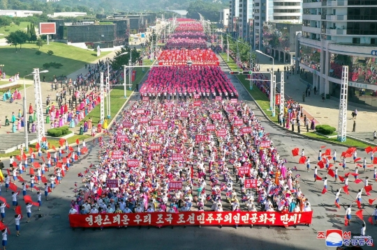 Ribuan Pekerja dan Pelajar Memeriahkan Parade HUT ke-73 Korea Utara