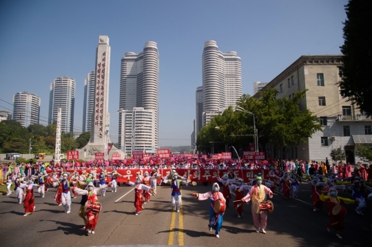 Ribuan Pekerja dan Pelajar Memeriahkan Parade HUT ke-73 Korea Utara