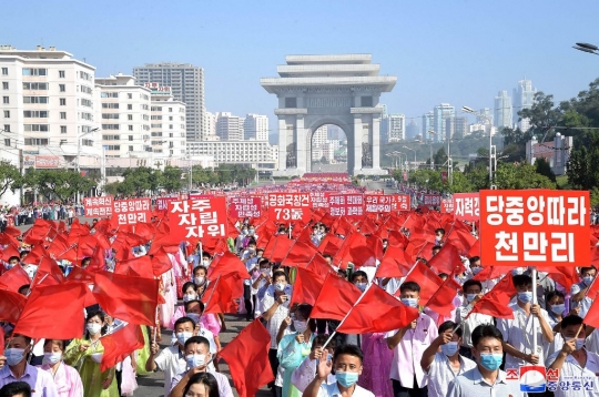 Ribuan Pekerja dan Pelajar Memeriahkan Parade HUT ke-73 Korea Utara