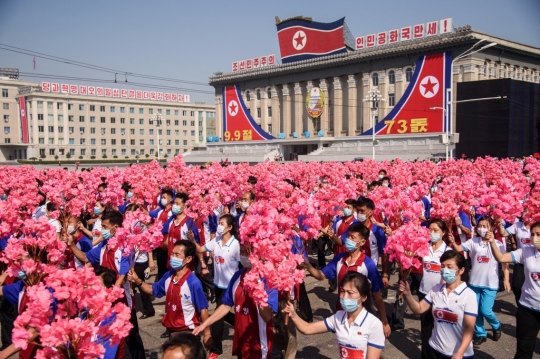 Ribuan Pekerja dan Pelajar Memeriahkan Parade HUT ke-73 Korea Utara