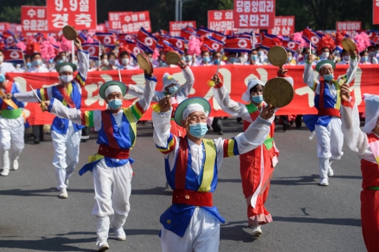 Ribuan Pekerja dan Pelajar Memeriahkan Parade HUT ke-73 Korea Utara