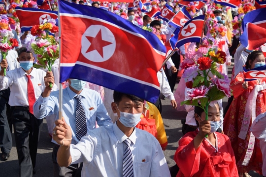 Ribuan Pekerja dan Pelajar Memeriahkan Parade HUT ke-73 Korea Utara