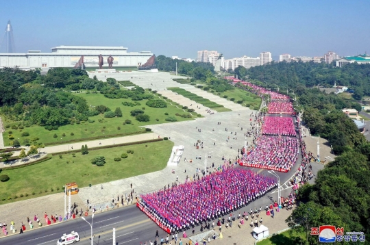 Ribuan Pekerja dan Pelajar Memeriahkan Parade HUT ke-73 Korea Utara