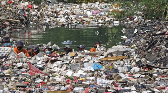 Penampakan Tumpukan Sampah di Kali Busa Bekasi