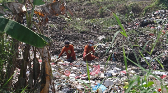 Penampakan Tumpukan Sampah di Kali Busa Bekasi