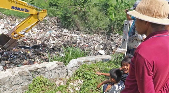 Penampakan Tumpukan Sampah di Kali Busa Bekasi