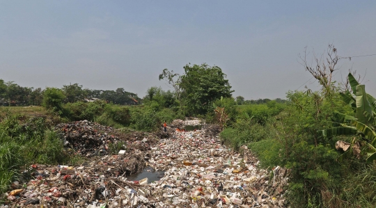 Penampakan Tumpukan Sampah di Kali Busa Bekasi