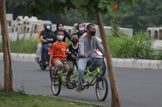 Suasana Kawasan Stadion Pakansari Ramai Warga Berolahraga