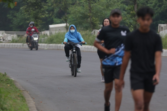 Suasana Kawasan Stadion Pakansari Ramai Warga Berolahraga