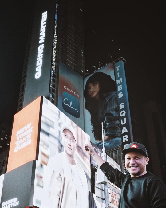 Potret Gading Marten Wajahnya Terpampang di Times Square New York